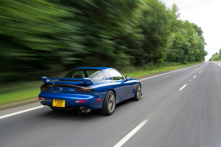 El Mazda RX-7 en pleno despliegue de su deportividad ic&oacute;nica.
