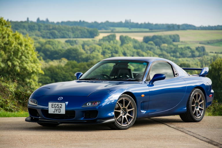 Vista lateral del Mazda RX-7, un &iacute;cono deportivo que celebra 40 a&ntilde;os.