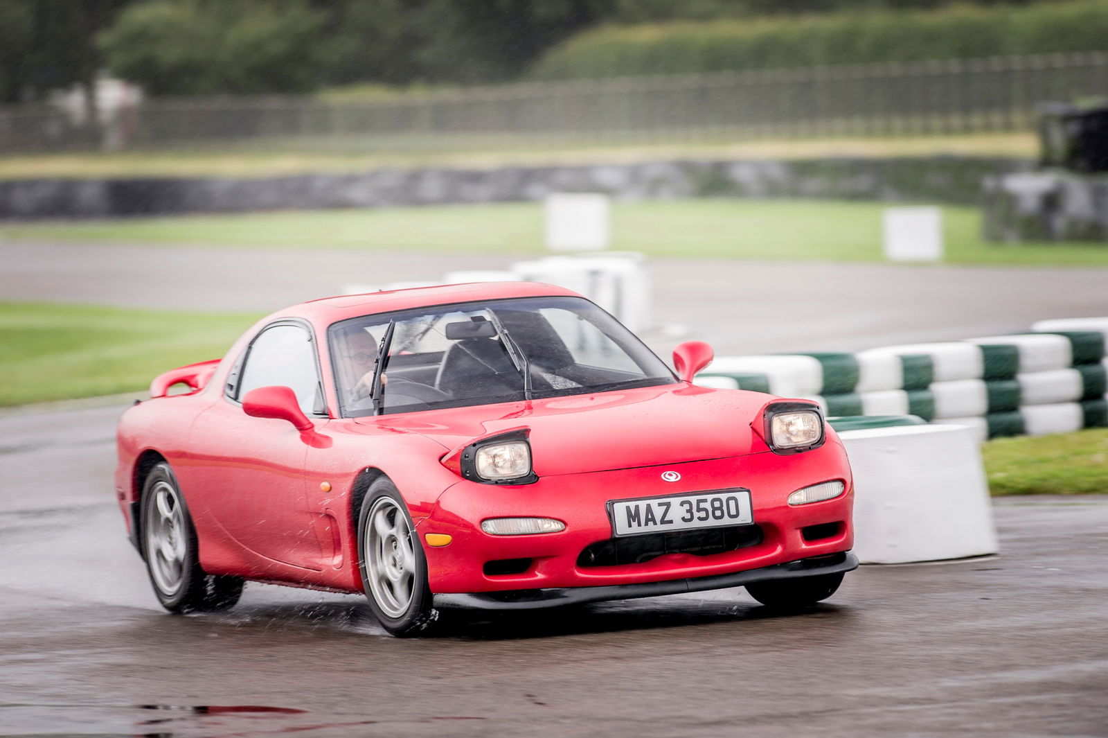 Vista dinámica de un Mazda RX-7 en circuito, reflejando su agilidad y estilo deportivo. Vista dinámica de un Mazda RX-7 en circuito, reflejando su agilidad y estilo deportivo.