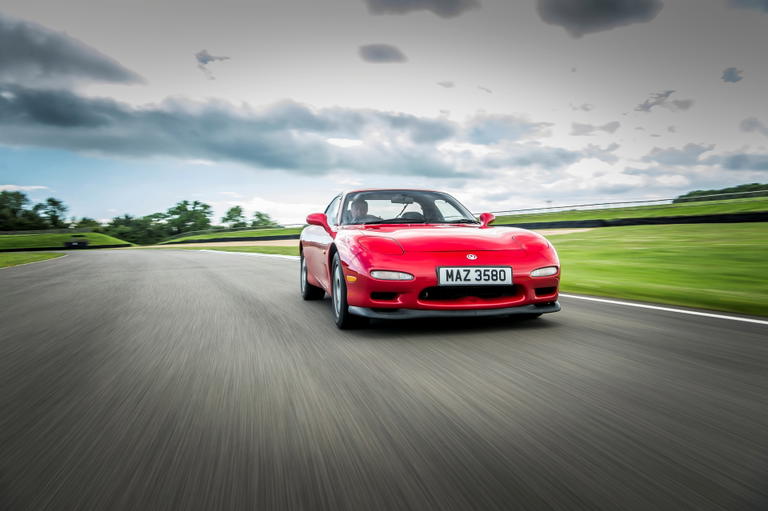 El Mazda RX-7 en acci&oacute;n, destacando su dise&ntilde;o y prestaciones