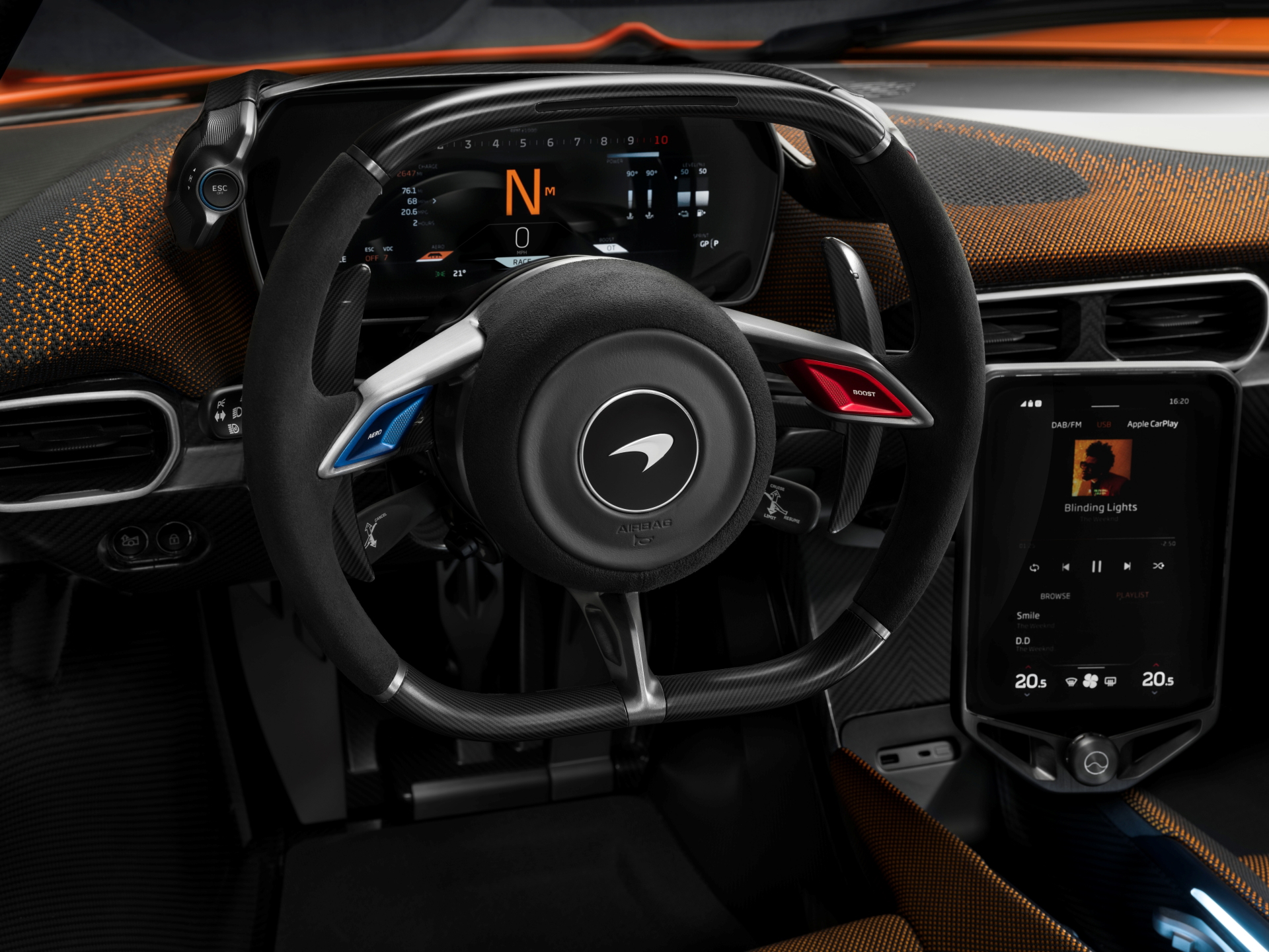 Volante e instrumentación digital del McLaren W1, acabados de alta gama.