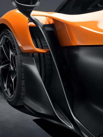 Vista parcial del neumático y llanta de alta precisión del McLaren W1.