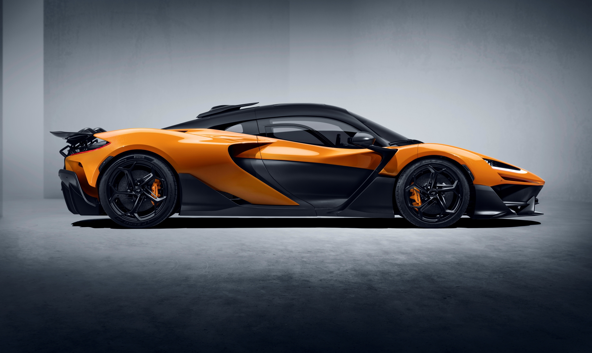 Vista lateral McLaren W1 2024 realzando su aerodinámica y diseño vanguardista.