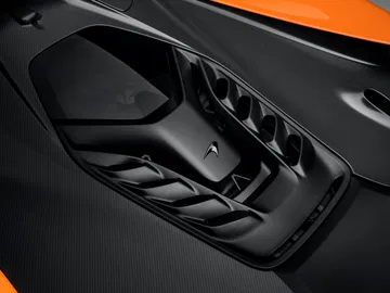 Vista superior de los asientos deportivos del McLaren W1, acabado en cuero negro.