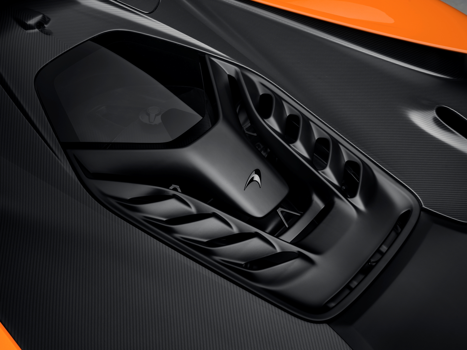 Vista superior de los asientos deportivos del McLaren W1, acabado en cuero negro.