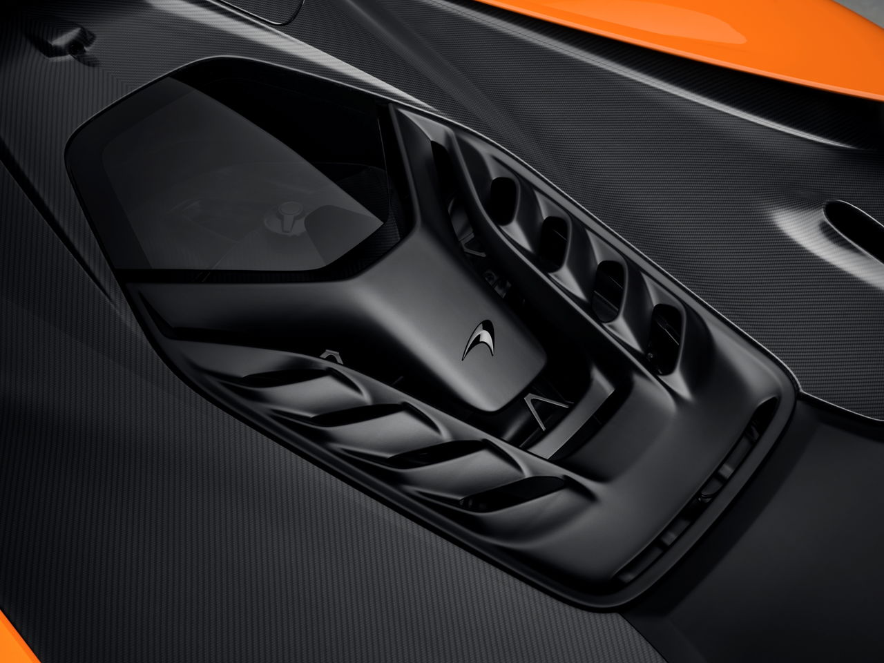 Vista superior de los asientos deportivos del McLaren W1, acabado en cuero negro.