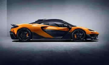 El McLaren W1 2024 muestra su silueta aerodinámica y poderosa presencia lateral.