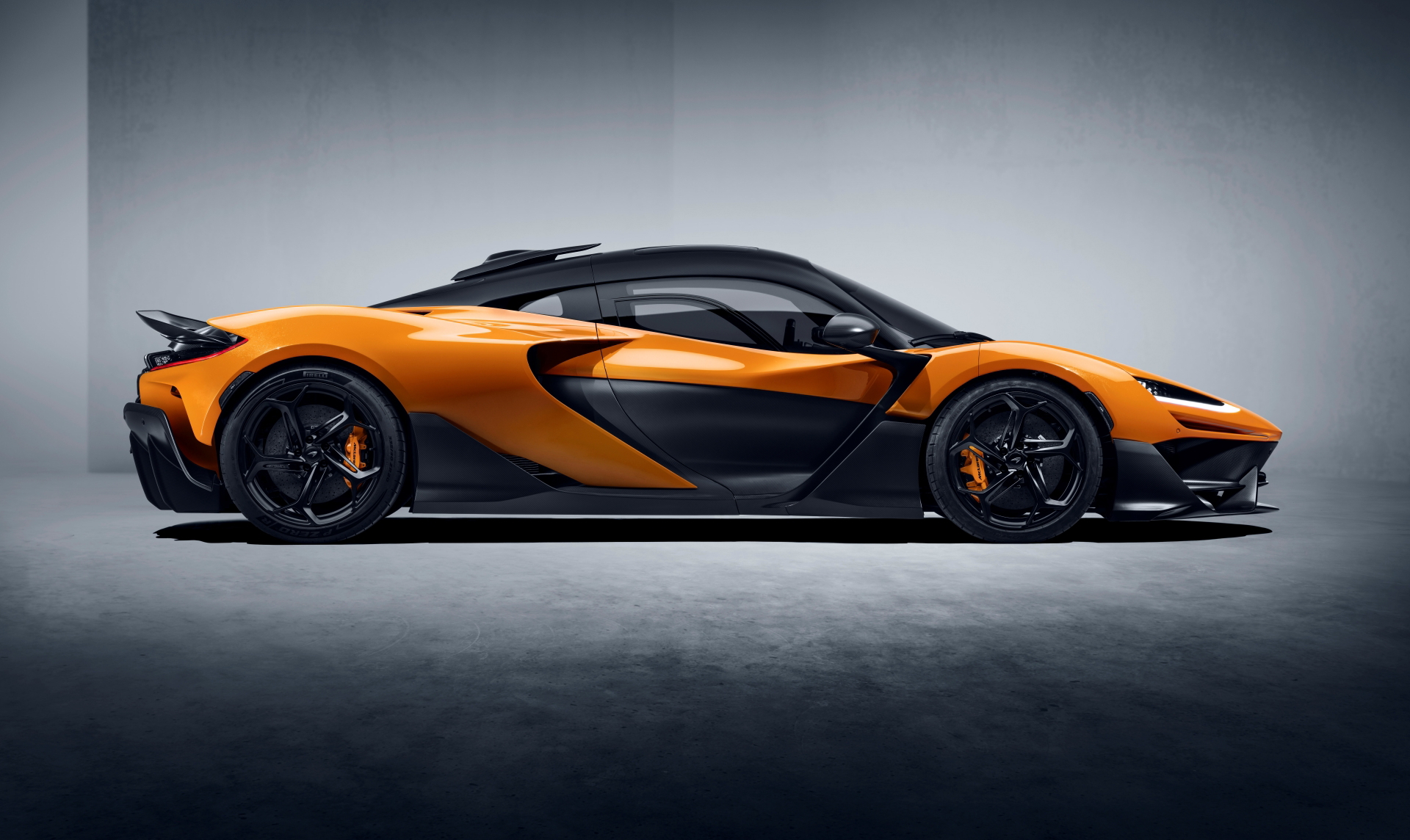 El McLaren W1 2024 muestra su silueta aerodinámica y poderosa presencia lateral.