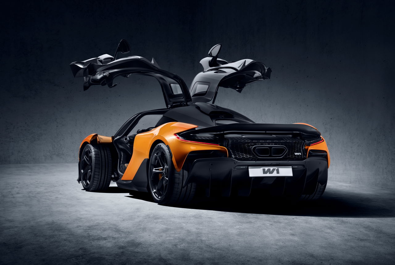 Vista trasera y lateral del McLaren W1, un Hypercar de calle con 1.275 CV.