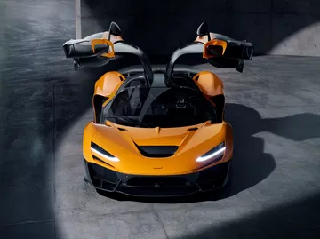 Vista superior delantera del McLaren W1, mostrando su agresiva aerodinámica.