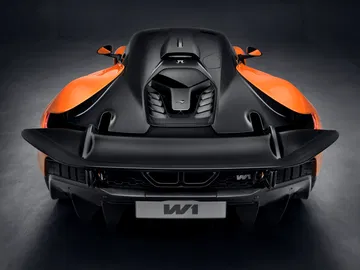 Vista frontal del McLaren W1, mostrando su agresiva estética.
