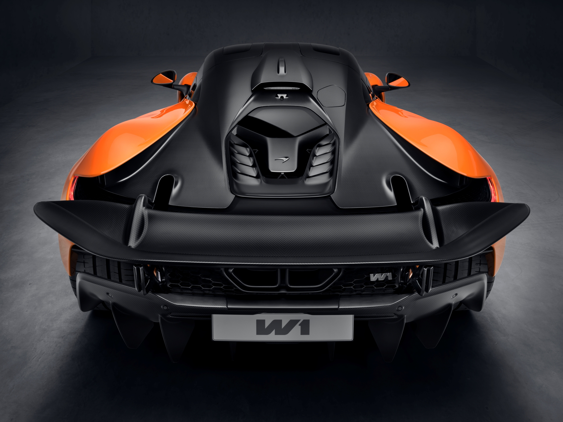 Vista frontal del McLaren W1, mostrando su agresiva estética.