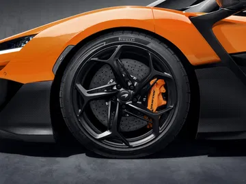 Vista del imponente neumático y aerodinámica lateral del McLaren W1.