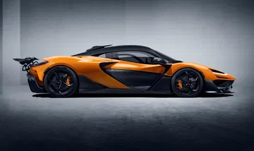 Vista lateral del McLaren W1, mostrando su silueta aerodinámica.