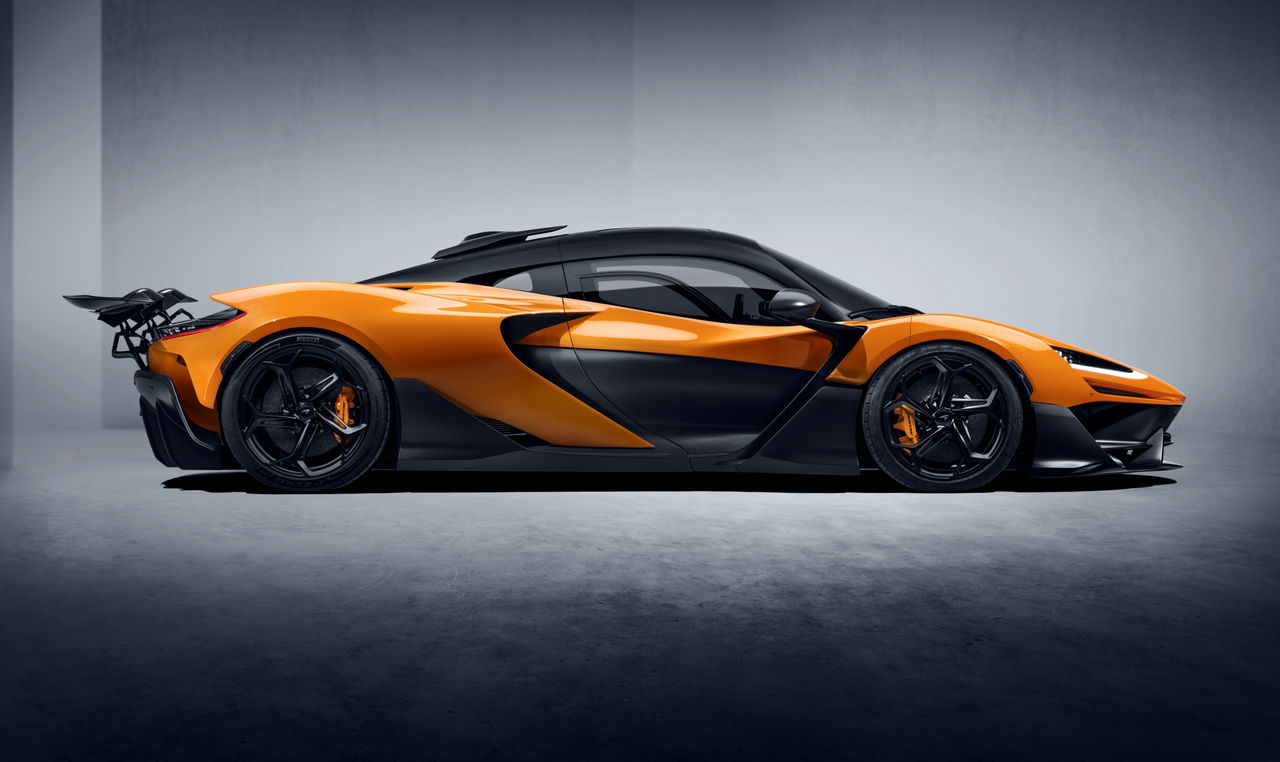 Vista lateral del McLaren W1, mostrando su silueta aerodinámica.