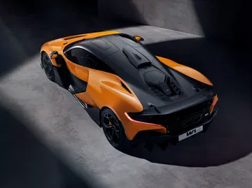Vista aérea del McLaren W1, resaltando su agresiva silueta y diseño aerodinámico.