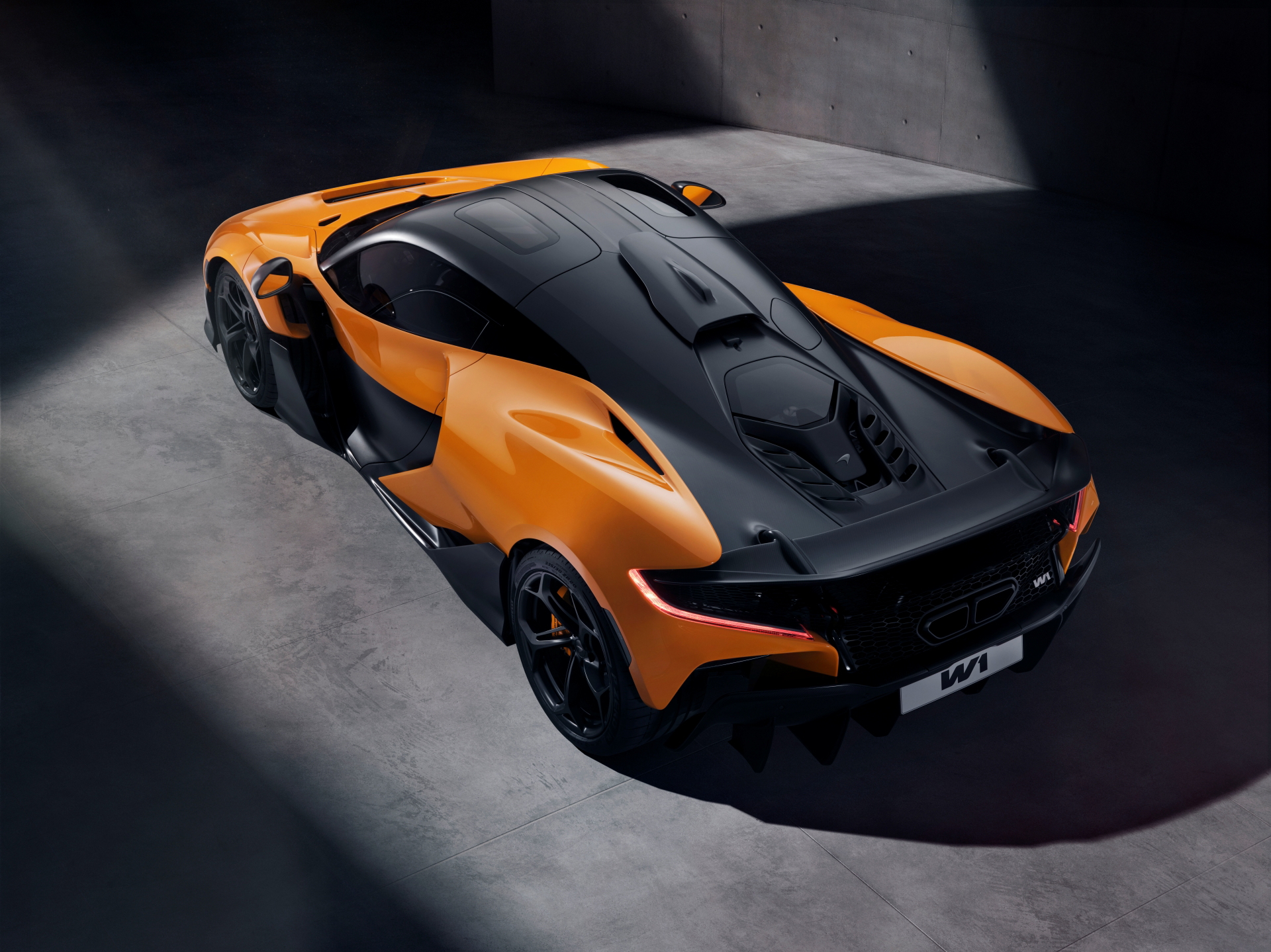 Vista aérea del McLaren W1, resaltando su agresiva silueta y diseño aerodinámico.