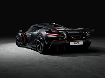 Vista trasera y lateral del McLaren W1, hypercar con 1.275 CV de potencia.