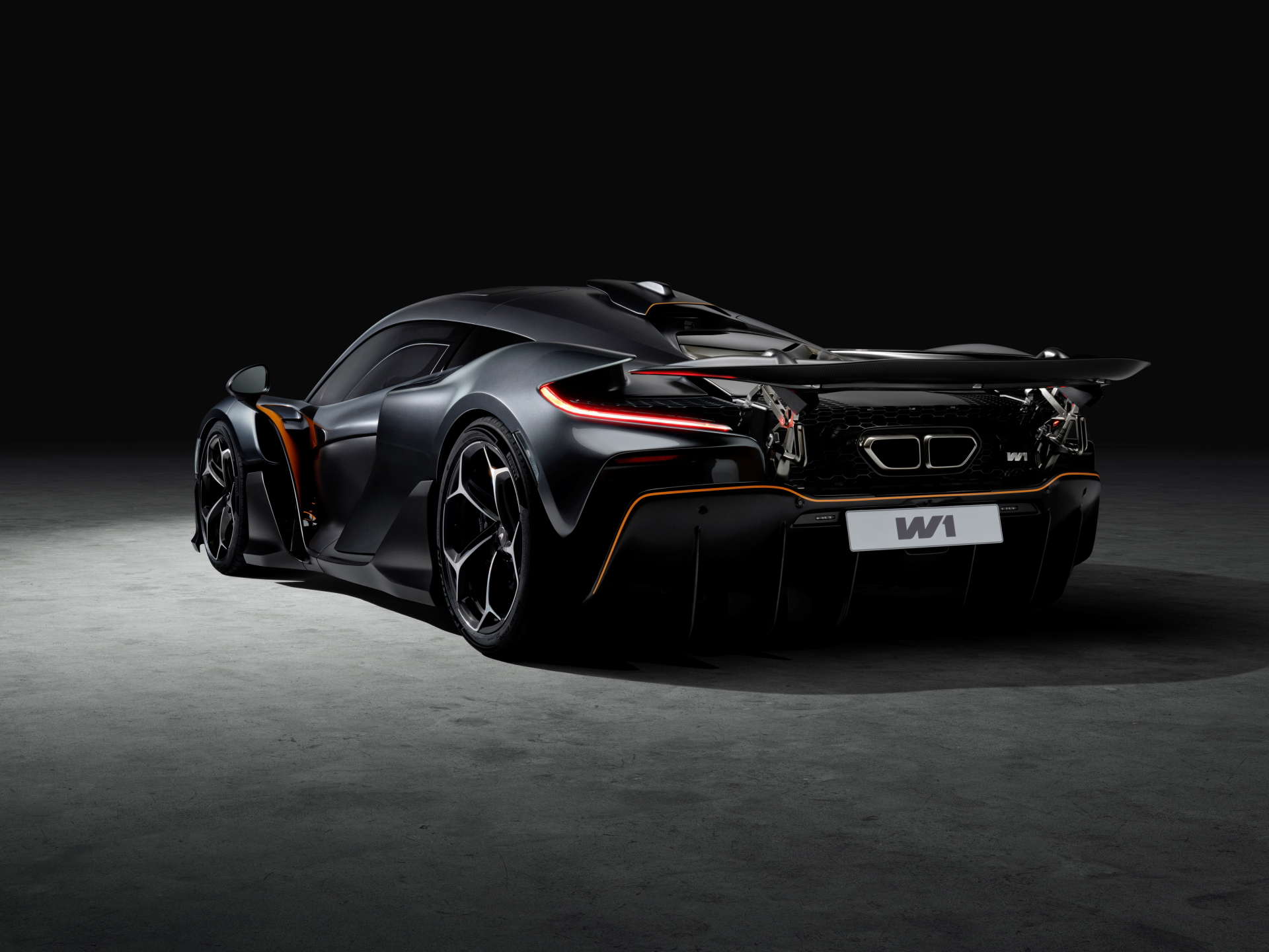 Vista trasera y lateral del McLaren W1, hypercar con 1.275 CV de potencia.