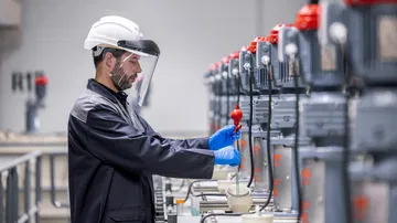 Ingeniero inspeccionando el proceso de reciclaje de baterías de Mercedes.