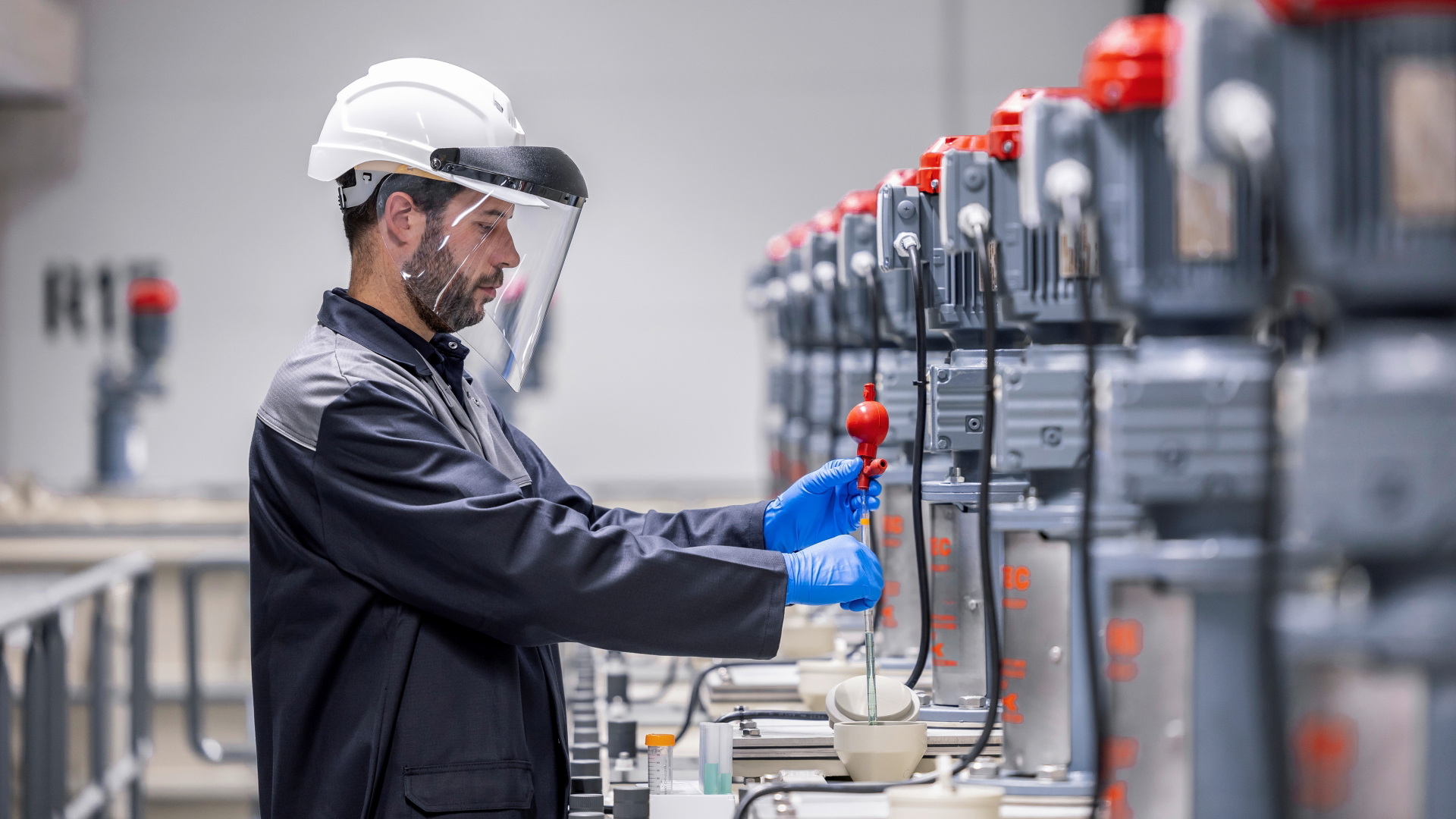 Ingeniero inspeccionando el proceso de reciclaje de baterías de Mercedes.