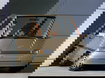 Visión frontal y lateral del prototipo Mercedes-Benz NAFA.