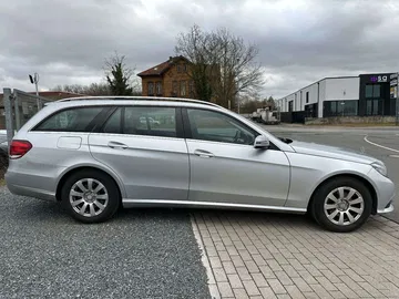 Mercedes Clase E con 817.000 km que mantiene una presencia elegante.
