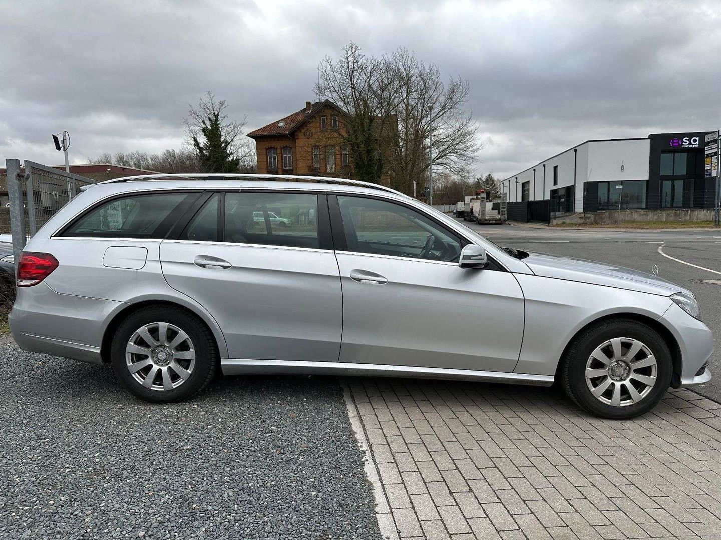 Mercedes Clase E con 817.000 km que mantiene una presencia elegante.