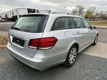 Mercedes Clase E con evidentes signos de uso pero bien conservado.
