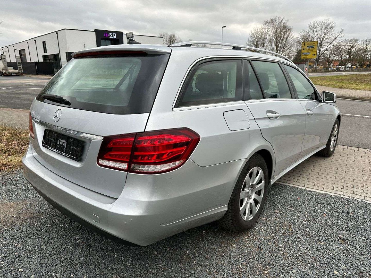 Mercedes Clase E con evidentes signos de uso pero bien conservado.