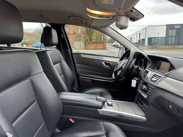 Vista interior del Mercedes Clase-E con alto kilometraje.
