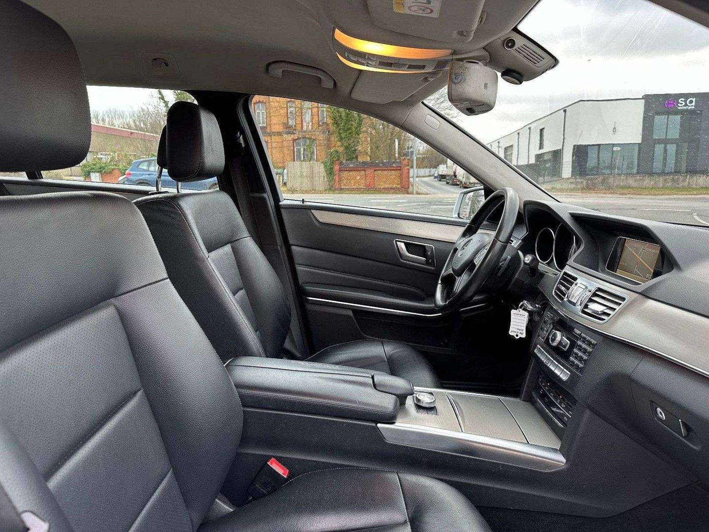 Vista interior del Mercedes Clase-E con alto kilometraje.