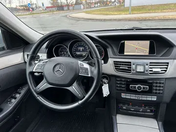 Cockpit Mercedes Clase E, muestra signos uso pero bien conservado