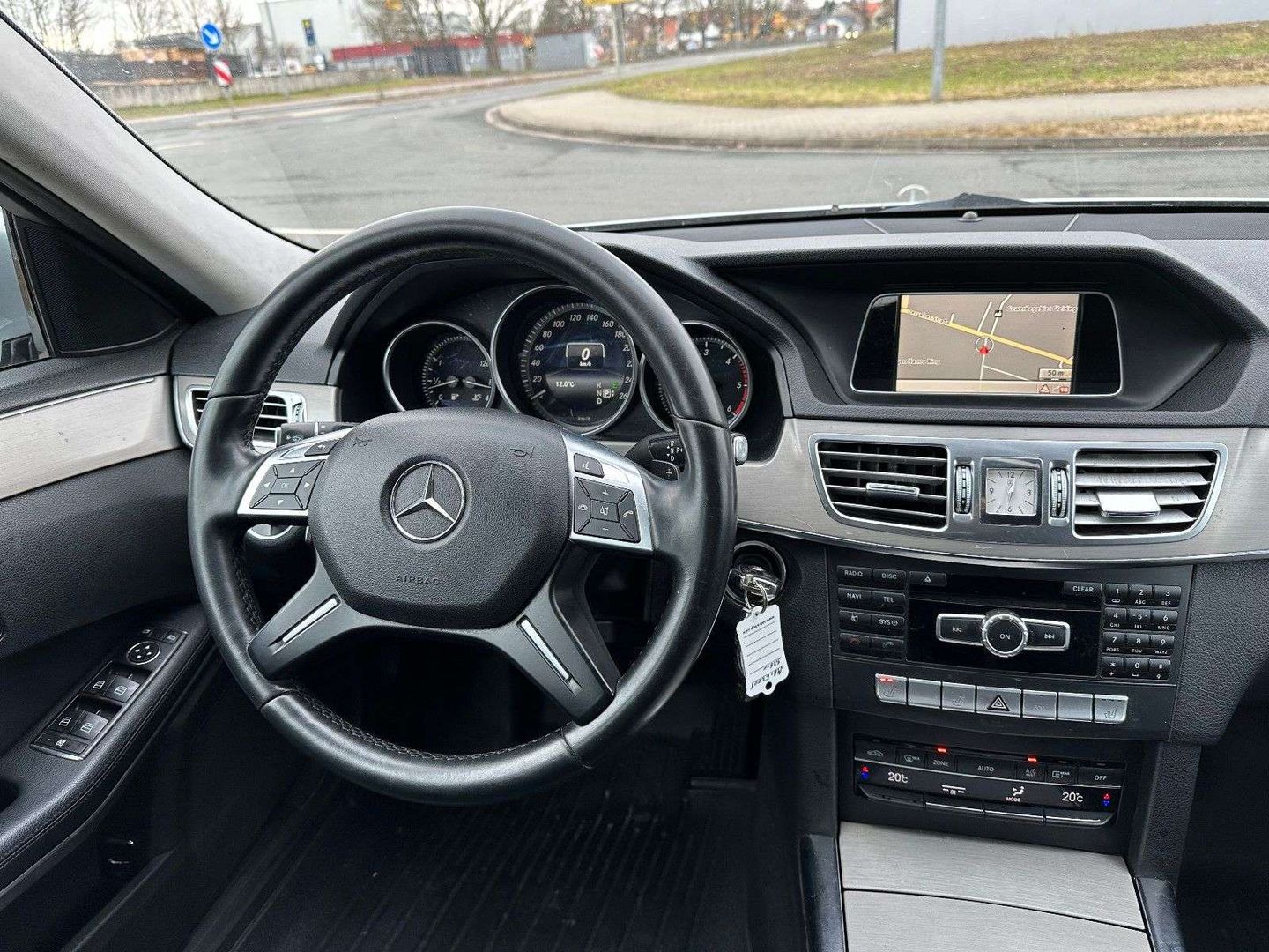 Cockpit Mercedes Clase E, muestra signos uso pero bien conservado