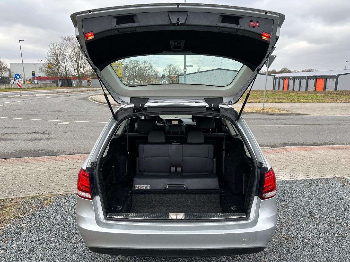 Vista del maletero amplio y en buen estado del Mercedes Clase E con 817.000 km.