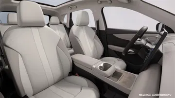 Vista de los asientos delanteros del MG ES5 destacando su tapicería y diseño ergonómico.
