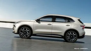 Vista lateral del MG ES5, exhibiendo un diseño moderno y líneas elegantes.