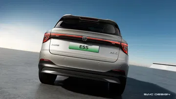 Vista trasera del MG ES5, destacando su diseño moderno y líneas estilizadas.