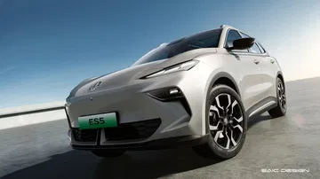 Vista frontal y lateral del MG ES5, mostrando un diseño audaz y contemporáneo.