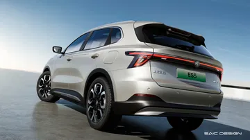 Vista trasera del MG ES5 destacando su diseño contemporáneo y robusto.