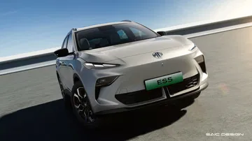 Vista frontal angular del MG ES5, SUV que promete revolucionar el mercado español.