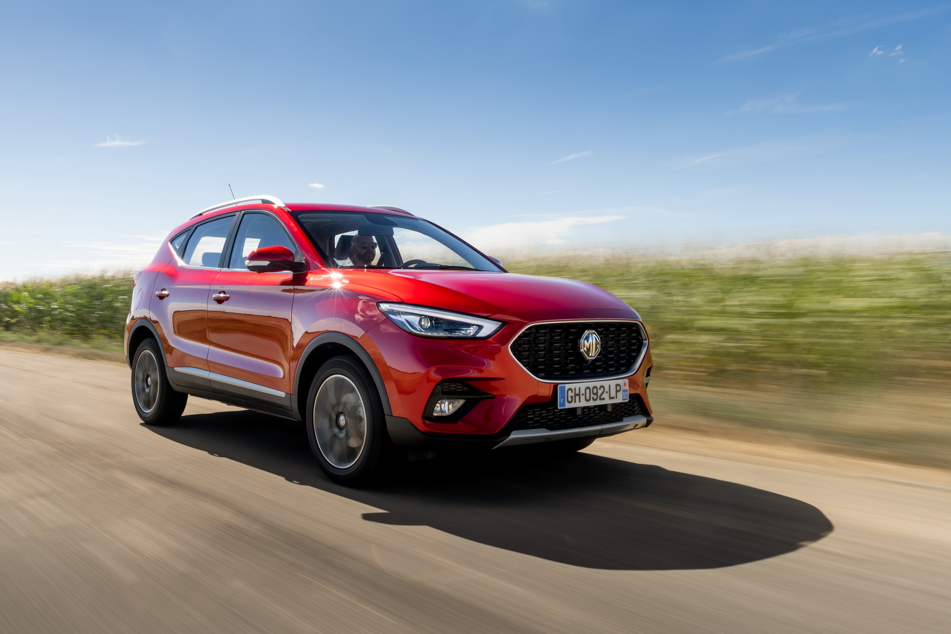 El MG ZS en movimiento muestra su diseño moderno y compacto.
