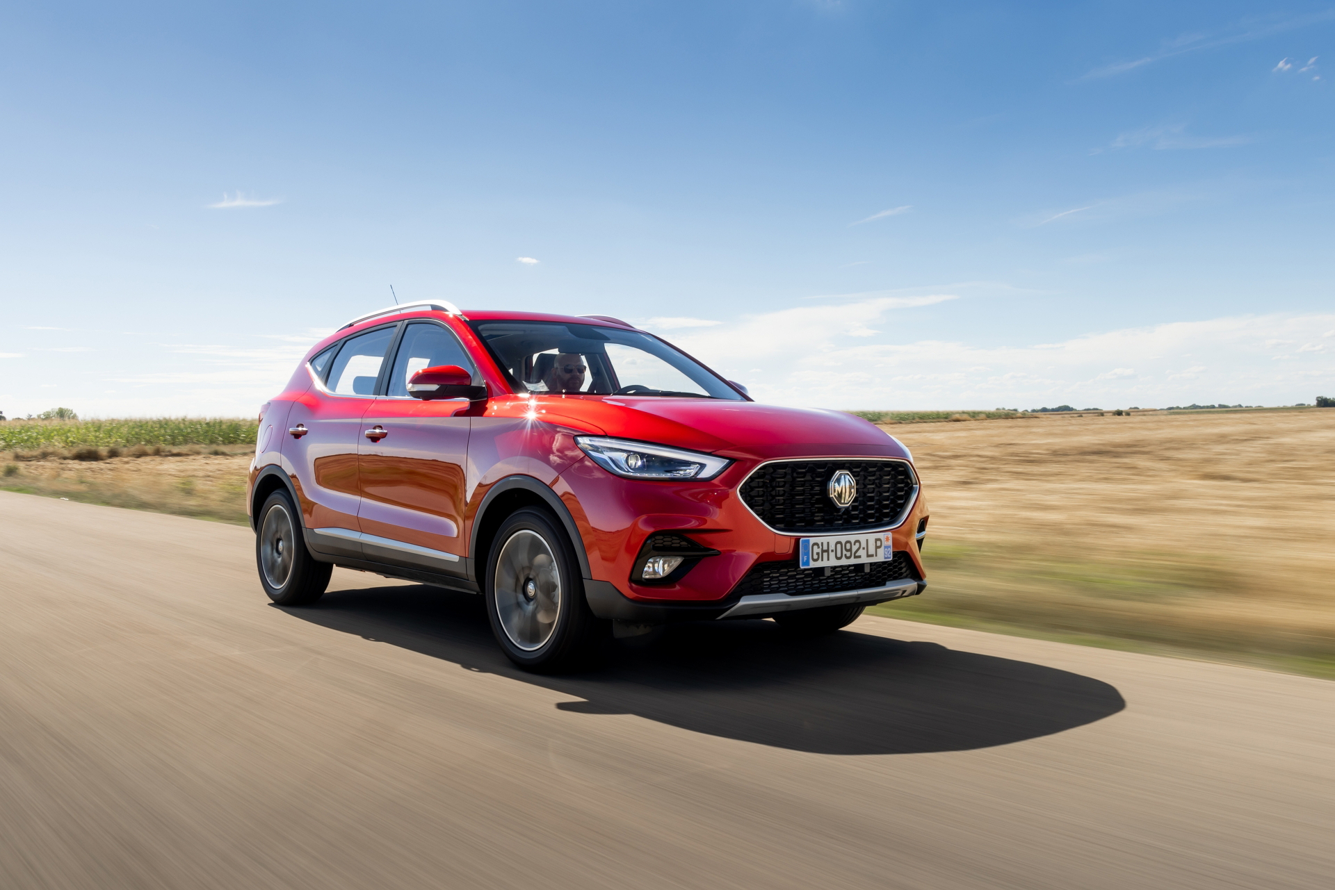 MG ZS en perspectiva lateral, destacando su diseño y líneas dinámicas.