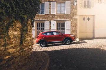 Vista lateral del MG ZS, enfatizando su perfil y diseño elegante.