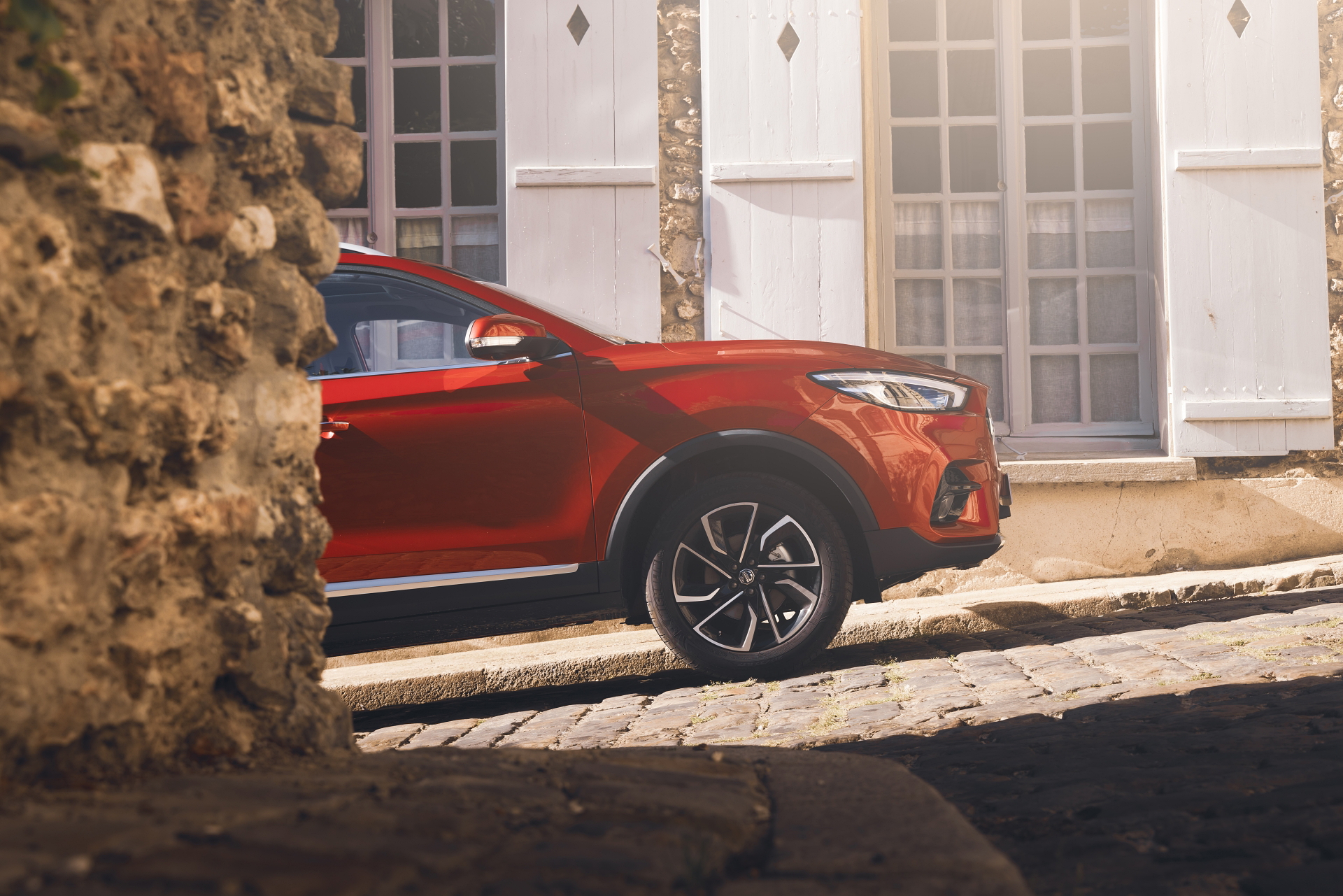 Vista lateral del MG ZS exhibiendo su diseño y línea, reflejando su accesibilidad y atractivo precio