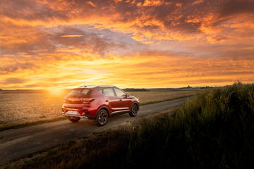 El MG ZS muestra su silueta lateral al atardecer, resaltando su diseño y precio asequible.