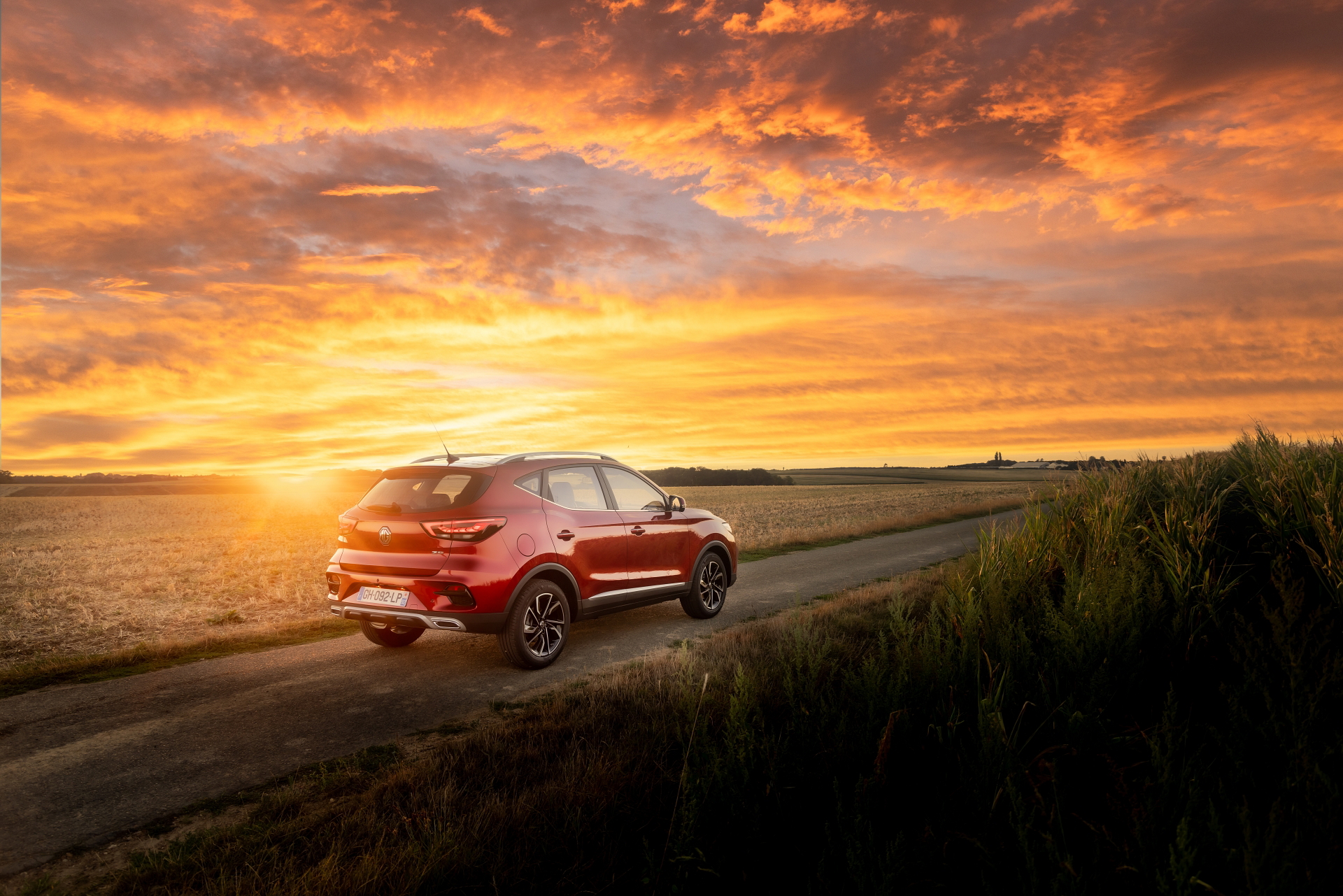 El MG ZS muestra su silueta lateral al atardecer, resaltando su diseño y precio asequible.