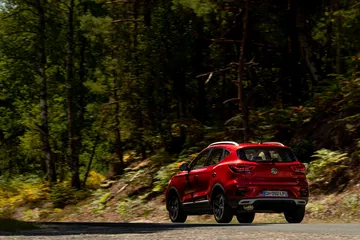 El MG ZS muestra su diseño lateral dinámico y moderno.
