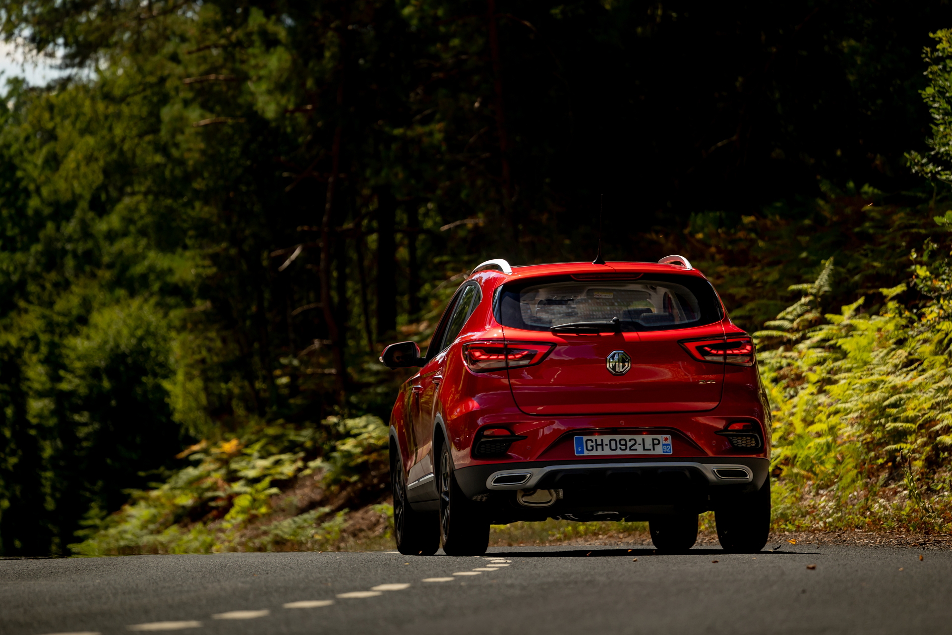 Vista trasera y lateral del MG ZS, resaltando su diseño y relación calidad-precio.