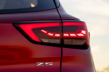 Vista parcial trasera del MG ZS que destaca su moderna óptica LED